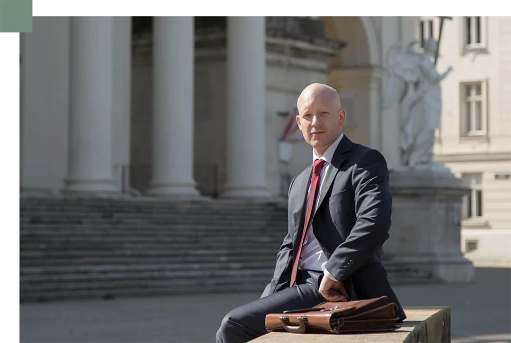 Daniel Bauer sitzend vor dem Justizpalast