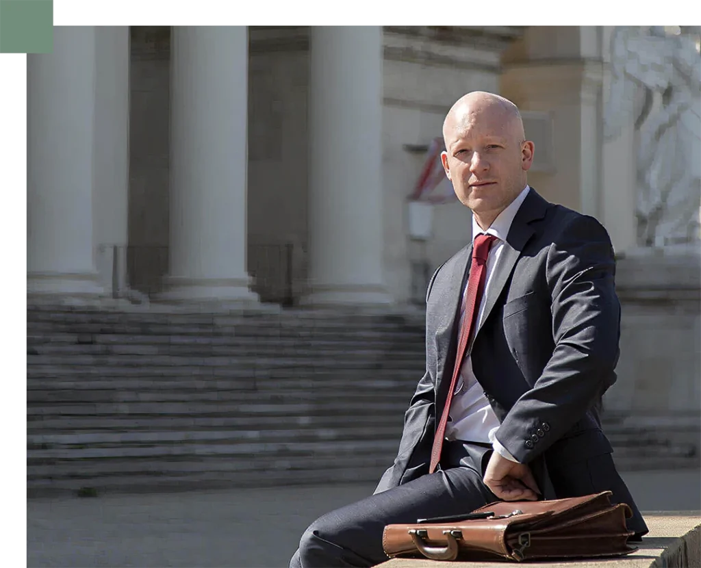 Daniel Bauer sitzend vor dem Justizpalast