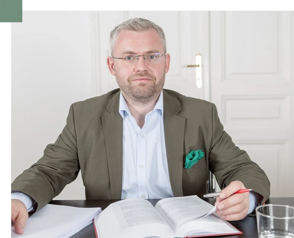 Christian Lackner sitzt am Schreibtisch